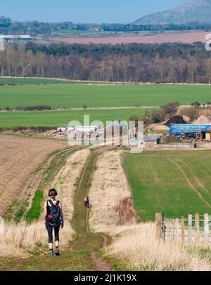 East Lothian, Großbritannien. 26.. März 2022. UK Wetter: Warme Frühlingssonne auf dem John Muir Way. Im Bild: Wanderer entlang einer Strecke zwischen East Linton und North Berwick mit einer jungen Frau, die sich für heißes Wetter gekleidet hat Stockfoto