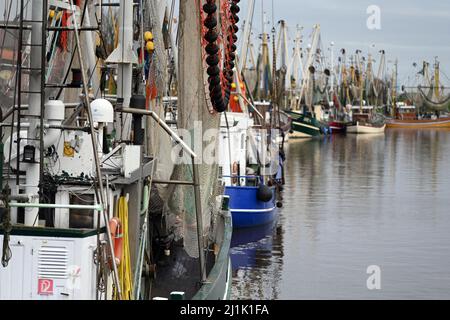 Greetsiel, Deutschland. 26. März 2022. Der Hafen ist voller Schneider. Aufgrund der enormen Preiserhöhung für Schiffsdiesel sind Fangfahrten auf der Nord- und Ostsee für Fischer derzeit nicht lohnenswert. Die Kutter bleiben oft in den Häfen. Quelle: Lars Klemmer/dpa/Alamy Live News Stockfoto