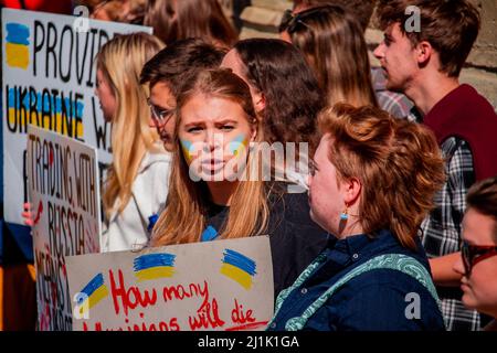 Demonstranten vor Bath Abbey in der britischen Stadt Bath während einer Solidaritätsdemonstration in der Ukraine am Sonntag, den 26. März 2022 Stockfoto