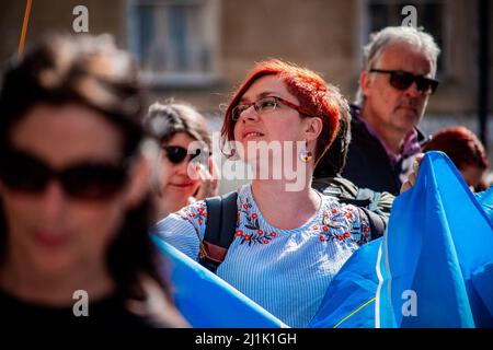 Demonstranten vor Bath Abbey in der britischen Stadt Bath während einer Solidaritätsdemonstration in der Ukraine am Sonntag, den 26. März 2022 Stockfoto