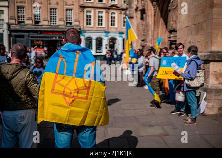 Demonstranten vor Bath Abbey in der britischen Stadt Bath während einer Solidaritätsdemonstration in der Ukraine am Sonntag, den 26. März 2022 Stockfoto