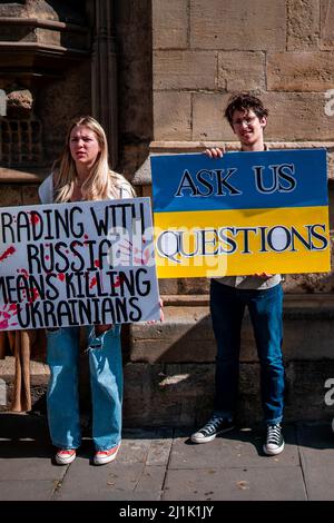 Demonstranten vor Bath Abbey in der britischen Stadt Bath während einer Solidaritätsdemonstration in der Ukraine am Sonntag, den 26. März 2022 Stockfoto