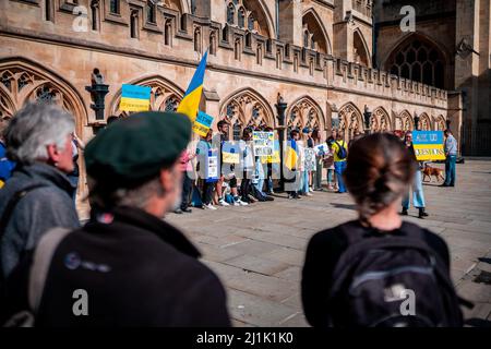 Demonstranten vor Bath Abbey in der britischen Stadt Bath während einer Solidaritätsdemonstration in der Ukraine am Sonntag, den 26. März 2022 Stockfoto