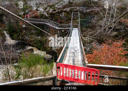 Geschlossene Fußgängerbrücke an den Rogie Falls am Black River in der Nähe von Inverness in Schottland Stockfoto