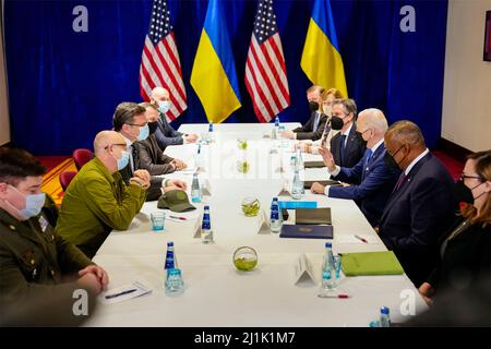 Warschau, Polen. 26. März 2022. Der US-Präsident Joe Biden, rechts, trifft am 26. März 2022 in Warschau, Polen, mit dem ukrainischen Außenminister Dmytro Kuleba und dem Verteidigungsminister Oleksii Reznikov, links, zusammen, um die Erhöhung der militärischen und humanitären Hilfe für die Ukraine zu erörtern. Bild: Adam Schultz/White House Photo/Alamy Live News Stockfoto