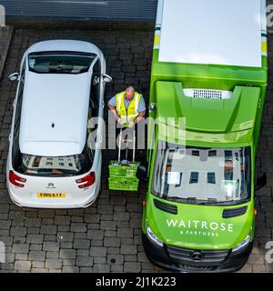 Epsom Surrey London, 24 2022. März, Waitrose Home Delivery Driver Delivering Food Next to Vehicle Stockfoto