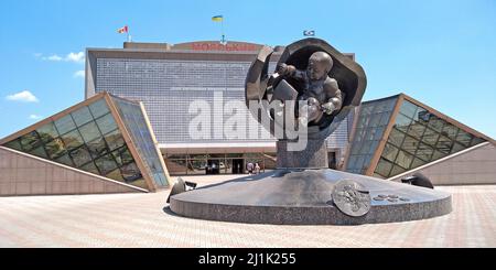 ODESSA, UKRAINE - 16. JUNI 2019: Dies ist ein modernes Golden Child Monument im Sea Terminal Gebäude. Stockfoto