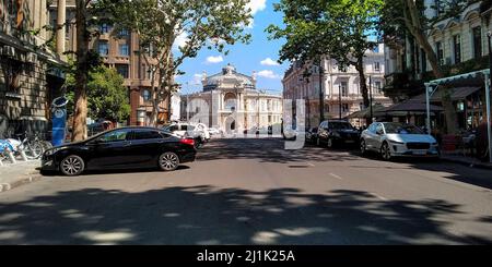 ODESSA, UKRAINE - 16. JUNI 2019: Dies ist die Rishelievskaya Straße, eine der zentralen Straßen der Stadt, an deren Anfang sich die Oper H befindet Stockfoto