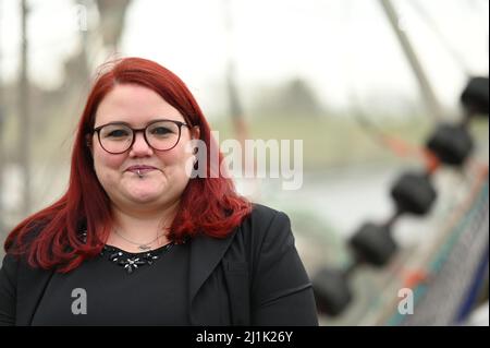 Greetsiel, Deutschland. 26. März 2022. Christin Klever, Maschinenbauingenieur und Erfinder einer neuen Krabbenpulver-Technologie (Ultraschall), steht im Hafen. In einem Forschungsprojekt sollen Möglichkeiten für eine größere regionale Wertschöpfung in der Krabbenfischerei in Norddeutschland untersucht werden. Quelle: Lars Klemmer/dpa/Alamy Live News Stockfoto