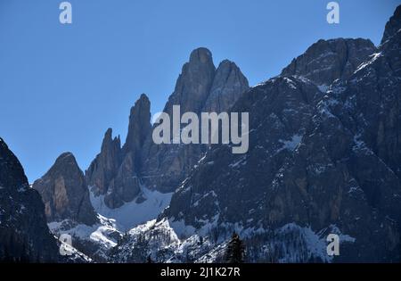 Türme der Croda dei Toni im Winter am Ende des Val Fiscalina Stockfoto