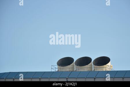 Großer Lüftungskamin auf dem Dach des Gebäudes im Hintergrund des Himmels Stockfoto