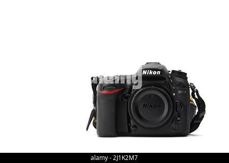 Nikon DSLR Kamera Nikon D7200 isoliert auf weißem Hintergrund. Detailfotos von Nikon D7200 mit Griff. 03.04.2021, Region Rostov, Russland Stockfoto