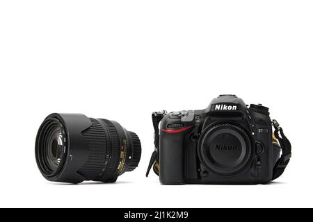 Nikon DSLR Kamera Nikon D7200 mit einem Walobjektiv isoliert auf weißem Hintergrund. Detailfotos von Nikon D7200 mit Griff. 03.04.2021, Region Rostov Stockfoto