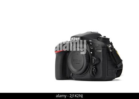 Nikon DSLR Kamera Nikon D7200 isoliert auf weißem Hintergrund. Detailfotos von Nikon D7200 mit Griff. 03.04.2021, Region Rostov, Russland Stockfoto