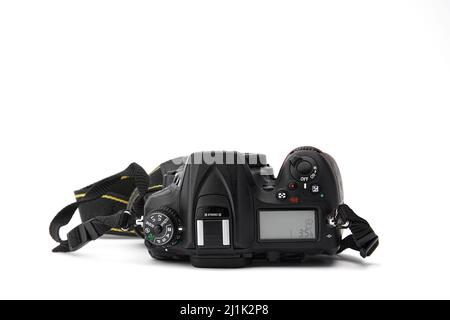 Nikon DSLR Kamera Nikon D7200 isoliert auf weißem Hintergrund. Detailfotos von Nikon D7200 mit Griff. 03.04.2021, Region Rostov, Russland Stockfoto