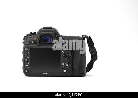 Nikon DSLR Kamera Nikon D7200 isoliert auf weißem Hintergrund. Detailfotos von Nikon D7200 mit Griff. 03.04.2021, Region Rostov, Russland Stockfoto