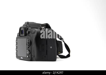 Nikon DSLR Kamera Nikon D7200 isoliert auf weißem Hintergrund. Detailfotos von Nikon D7200 mit Griff. 03.04.2021, Region Rostov, Russland Stockfoto