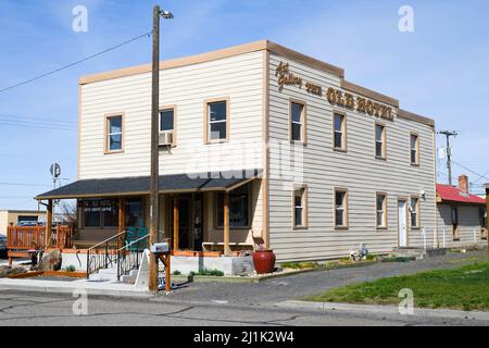 Othello, WA, USA - 24. März 2022; The Old Hotel Art Gallery, eine ehemalige Eisenbahnpension, im Bundesstaat Othello, Washington Stockfoto