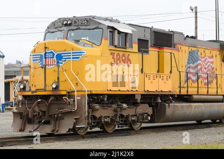 Seattle - 20. März 2022; Union Pacific Lokomotive in Gelb mit Logo und US-Flagge bei Seattle Argo Yard, einer INTERMODALEN Güterverkehrsanlage Stockfoto