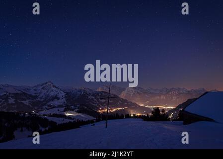 Sternenhimmel Owcer die schneebedeckten Berggipfel der Glarner Alpen in der Schweiz leuchten im Winter bei Sonnenaufgang Stockfoto