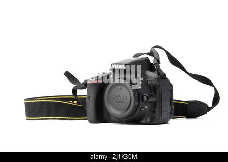 Nikon DSLR Kamera Nikon D5300 isoliert auf weißem Hintergrund. Detailfotos von Nikon D5300 mit Griff. 03.04.2021, Region Rostov, Russland Stockfoto