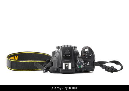 Nikon DSLR Kamera Nikon D5300 isoliert auf weißem Hintergrund. Detailfotos von Nikon D5300 mit Griff. 03.04.2021, Region Rostov, Russland Stockfoto