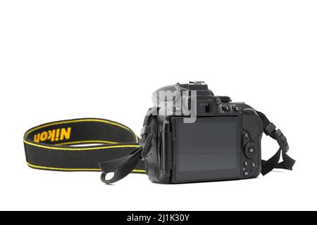 Nikon DSLR Kamera Nikon D5300 isoliert auf weißem Hintergrund. Detailfotos von Nikon D5300 mit Griff. 03.04.2021, Region Rostov, Russland Stockfoto