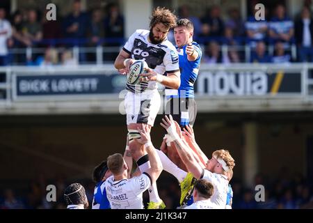 Sale Sharks' Lood de Jager gewinnt den Ball in der Line-Out während des Spiels der Gallagher Premiership am Recreation Ground in Bath. Bilddatum: Samstag, 26. März 2022. Stockfoto