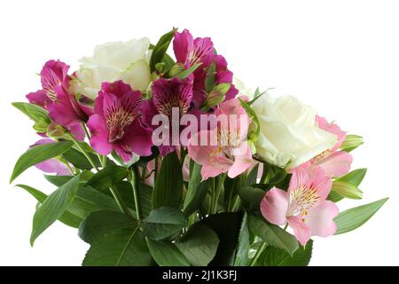 Bouquet von großen weißen Rosen, rosa und lila Alstroemeria Blumen isoliert auf weißem Hintergrund. Nahaufnahme Stockfoto