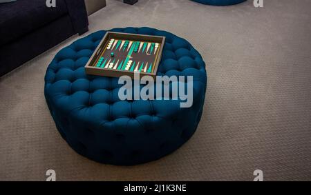 Bunte Backgammon Brettspiel Auf Blue Pedestal Stockfoto