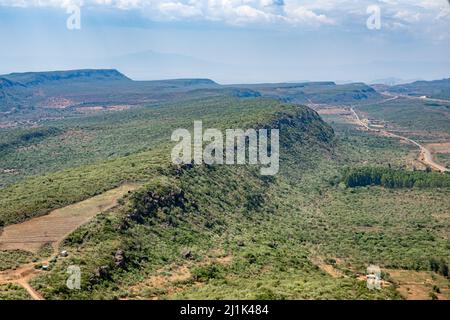 Luftaufnahme eines mit Sträuchern bedeckten Rückens des Great Rift Valley südwestlich von Nairobi, Kenia, Ostafrika Stockfoto