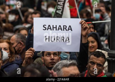 Madrid, Spanien. 26. März 2022. Die saharauische Gemeinschaft und Unterstützer werden während einer Demonstration vor dem Außenministerium gesehen. Tausende haben sich versammelt, um gegen die Unterstützung der spanischen Regierung für Marokkos Autonomieplan für die Westsahara zu protestieren, der der Westsahara eine begrenzte Autonomie gewährt. Gruppen, die sich für die Unabhängigkeit aussprechen, sowie Algerien lehnen den Vorschlag ab. Quelle: Marcos del Mazo/Alamy Live News Stockfoto