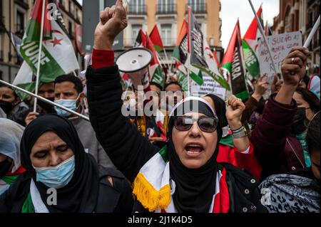 Madrid, Spanien. 26. März 2022. Die saharauische Gemeinschaft und Unterstützer werden während einer Demonstration vor dem Außenministerium gesehen. Tausende haben sich versammelt, um gegen die Unterstützung der spanischen Regierung für Marokkos Autonomieplan für die Westsahara zu protestieren, der der Westsahara eine begrenzte Autonomie gewährt. Gruppen, die sich für die Unabhängigkeit aussprechen, sowie Algerien lehnen den Vorschlag ab. Quelle: Marcos del Mazo/Alamy Live News Stockfoto