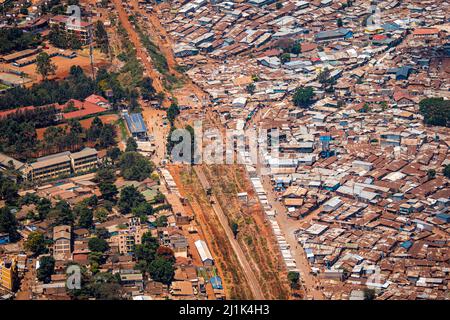 Luftaufnahme von Wellblechhütten im Stadtviertel Kibera in Nairobi, Kenia, Ostafrika, einem der größten Slums Afrikas Stockfoto