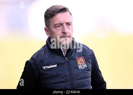 Northampton Town Manager Jon Brady während des zweiten Spiels der Sky Bet League im Sixfields Stadium, Northampton. Bilddatum: Samstag, 26. März 2022. Stockfoto