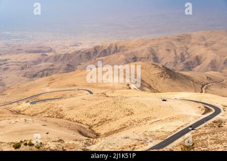 Blick über ‘das gelobte Land’ nach Jerusalem und in die Negev-Wüste vom Aussichtspunkt auf den Berg Nebo, Jordanien. Stockfoto