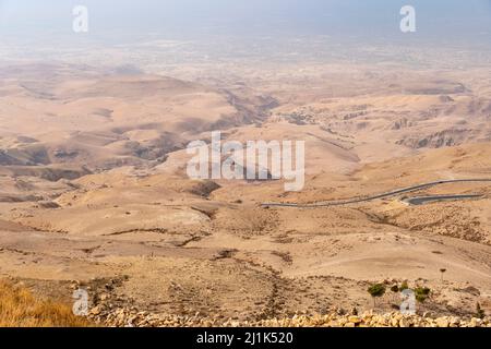 Blick über ‘das gelobte Land’ nach Jerusalem und in die Negev-Wüste vom Aussichtspunkt auf den Berg Nebo, Jordanien. Stockfoto