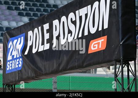 Scarperia, Italien. 26. März 2022. 24h Serie Pole Position Banner während Hankook 12h von Mugello 2022, Endurance in Scarperia, Italien, März 26 2022 Quelle: Independent Photo Agency/Alamy Live News Stockfoto