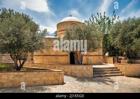 Fassade der Kirche Saint Charalambos in Protaras, Zypern. Stockfoto