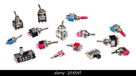 Verschiedene Arten von elektrischen Kippschaltern, die auf weißem Hintergrund isoliert sind. Sammlung elektromechanischer Miniaturbauteile für Leiterplatten. Stockfoto