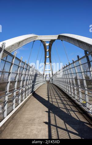 Fußgängerbrücke über den Trans Canada Highway in modernen Vororten der Stadt Stockfoto