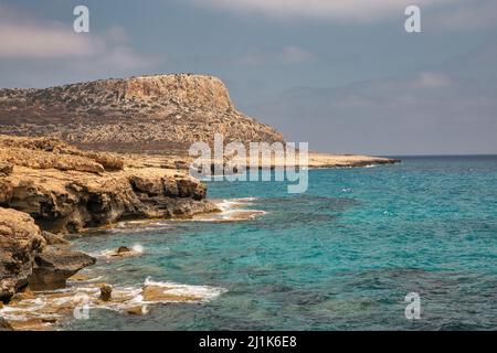 Seascape Cape Greco Peninsula Park, Zypern. Es ist eine bergige Halbinsel mit einem Nationalpark, Felspfaden, einer türkisfarbenen Lagune und einem Natursteinquark Stockfoto