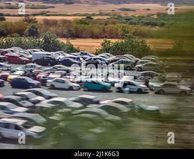 Blick über die Müllkippe alter Autos, Zypern, verschwommen Stockfoto