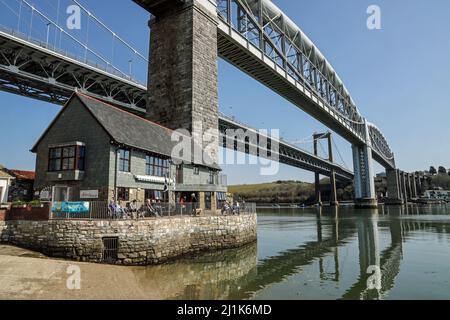 Das Ashtorre Rock Café und Kunstzentrum am Ufer neben dem Fluss Tamar in Saltash. Unter der berühmten Royal Albert Bridge saß die watersid Stockfoto