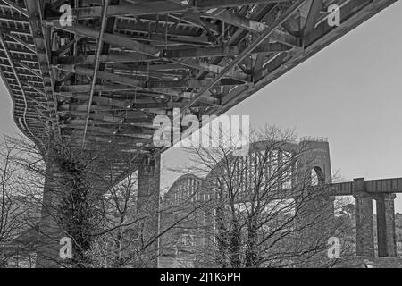 Das Schwarzweiß-Bild der historischen Royal Albert Bridge alias Saltash Bridge ist eine eingleisige historische Eisenbahnbrücke, die Devon und Cornwall verbindet. Siehe Stockfoto