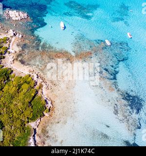 Südkorsika, türkisfarbenes Meer und grüne Landschaft von oben. Frankreich Stockfoto