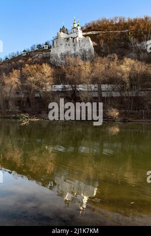 SWJATOGORSK, UKRAINE - 30. OKTOBER 2021: Hier befindet sich die Nikolaikirche und die Kapelle des Hl. Andreas Swjatogorsk Lavra auf dem Gipfel eines Kreidegebirges Stockfoto