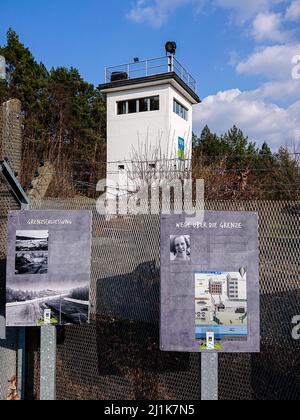 Ein Wachturm an der ehemaligen innerdeutschen Grenze, der Frohnau im Norden Berlins von Hohen Neuendorf in Brandenburg trennt Stockfoto