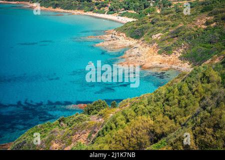 Südkorsika, türkisfarbenes Meer und grüne Landschaft von oben. Frankreich Stockfoto