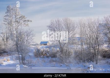 Nebliger Nebel, der an einem kalten Morgen im Norden von Wisconsin vom Chippewa River aufsteigt. Stockfoto